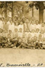 A young Hugh Gloster and his mother Dora stands with a school class. Written on recto: Provate school, Brownsville, at my home.